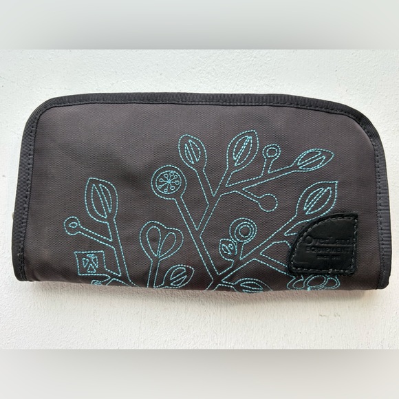 Chic Black Wallet with Embroidered Design - Picture 1 of 6